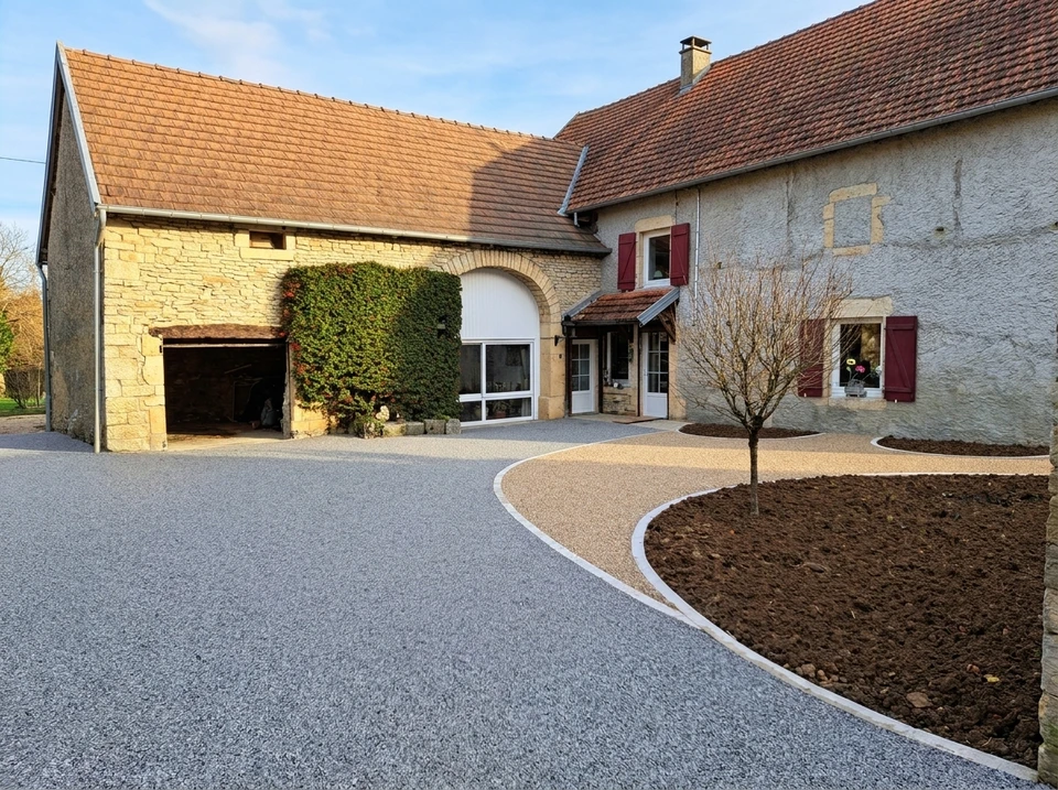 Allée de maison rénovée en milieu rural, vue extérieure de jour