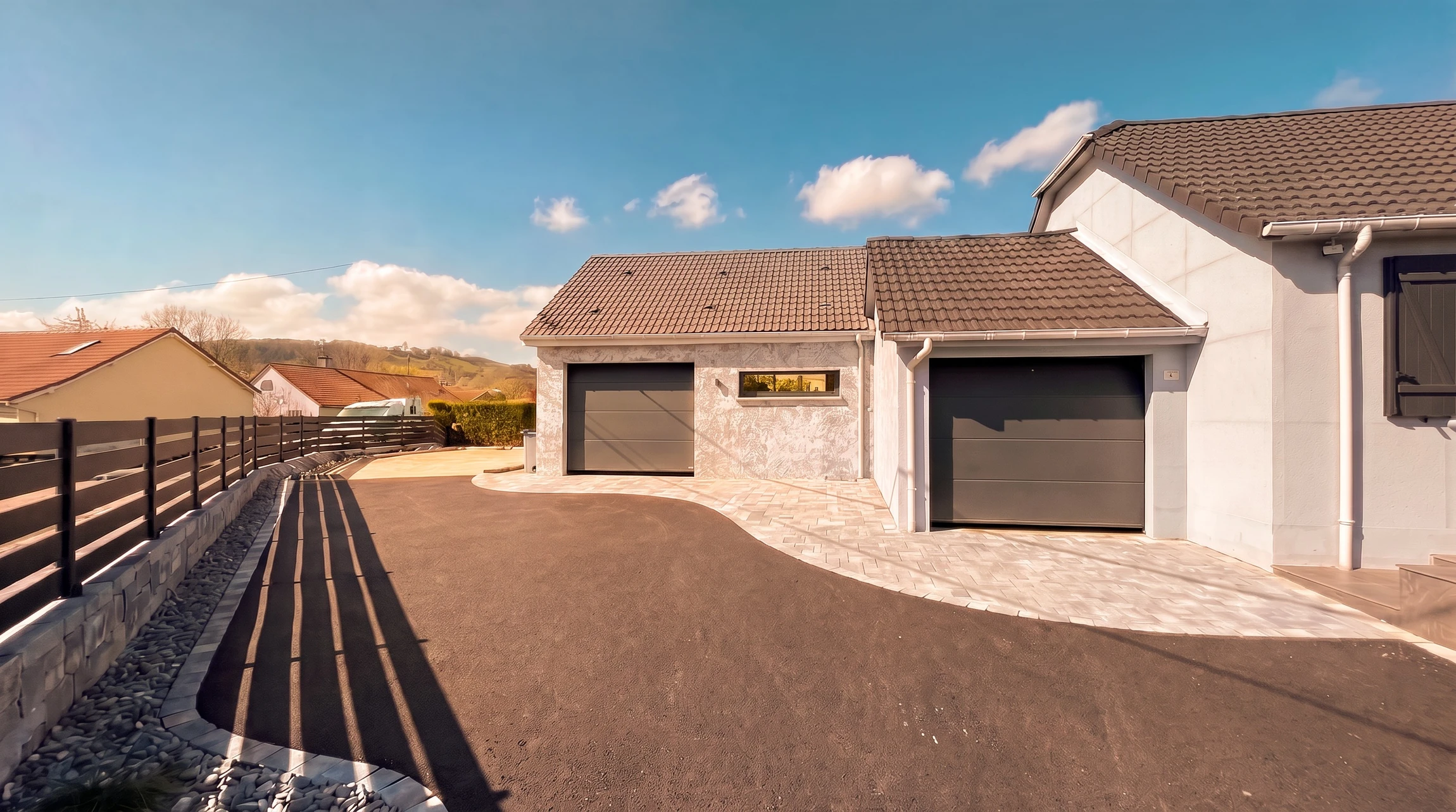 Façade de maison contemporaine avec garage et volets roulants blancs fermés